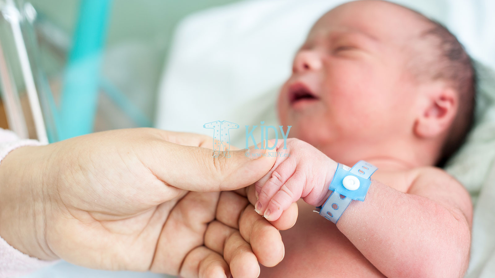 В конце первичного осмотра, новорождённому на запястье надевается именной браслет
