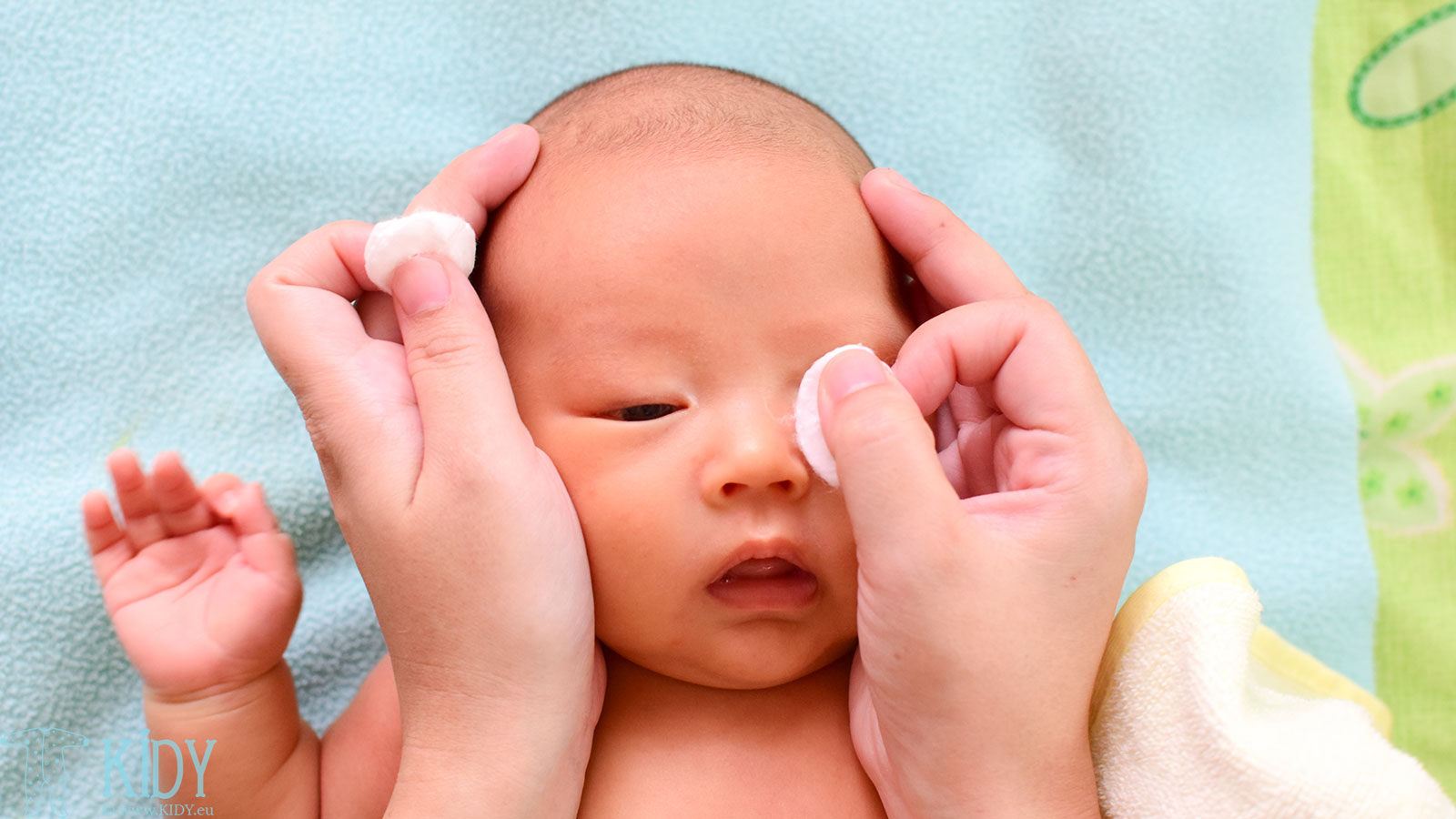 Умывание новорожденного - Моем глазки