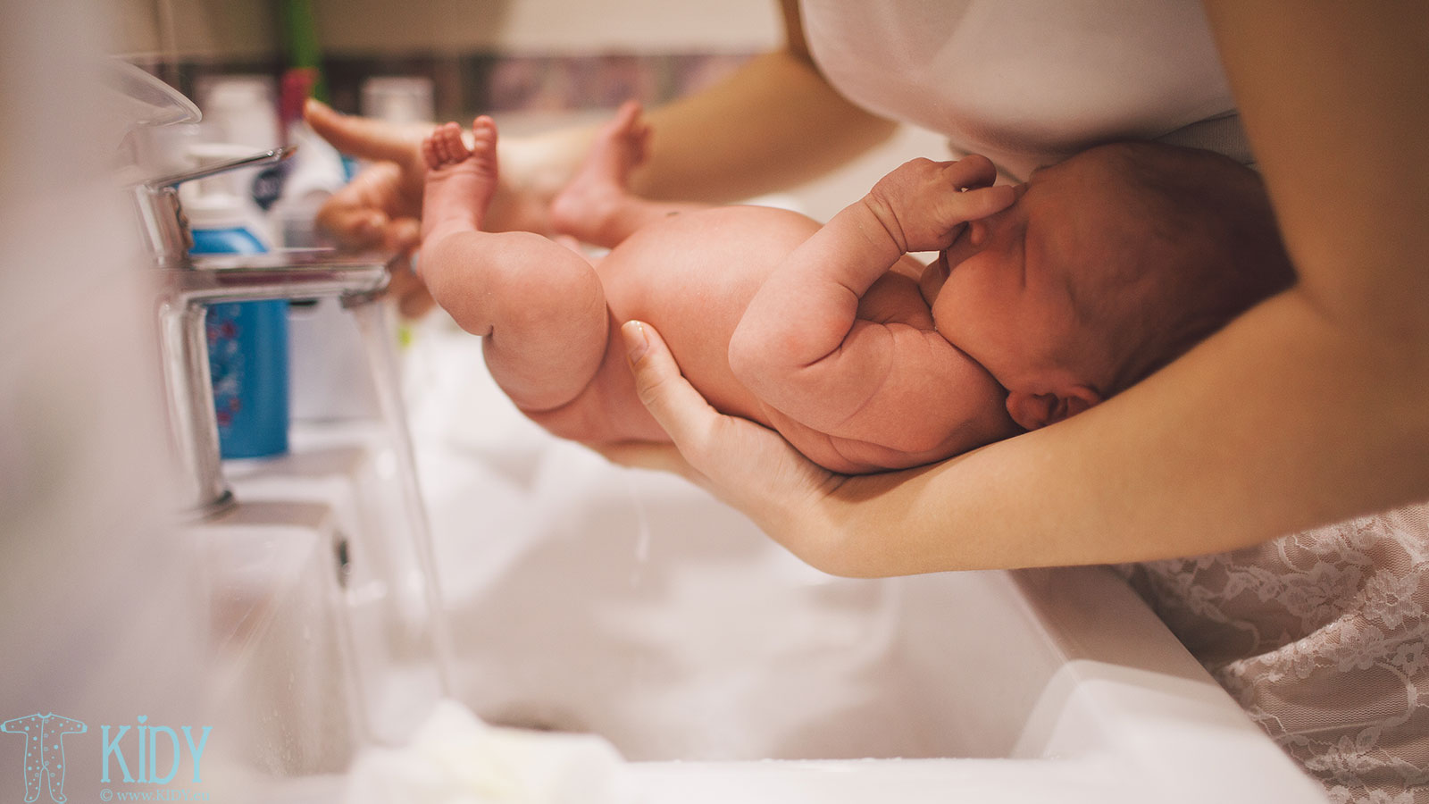 Как правильно подмывать новорожденного малыша?