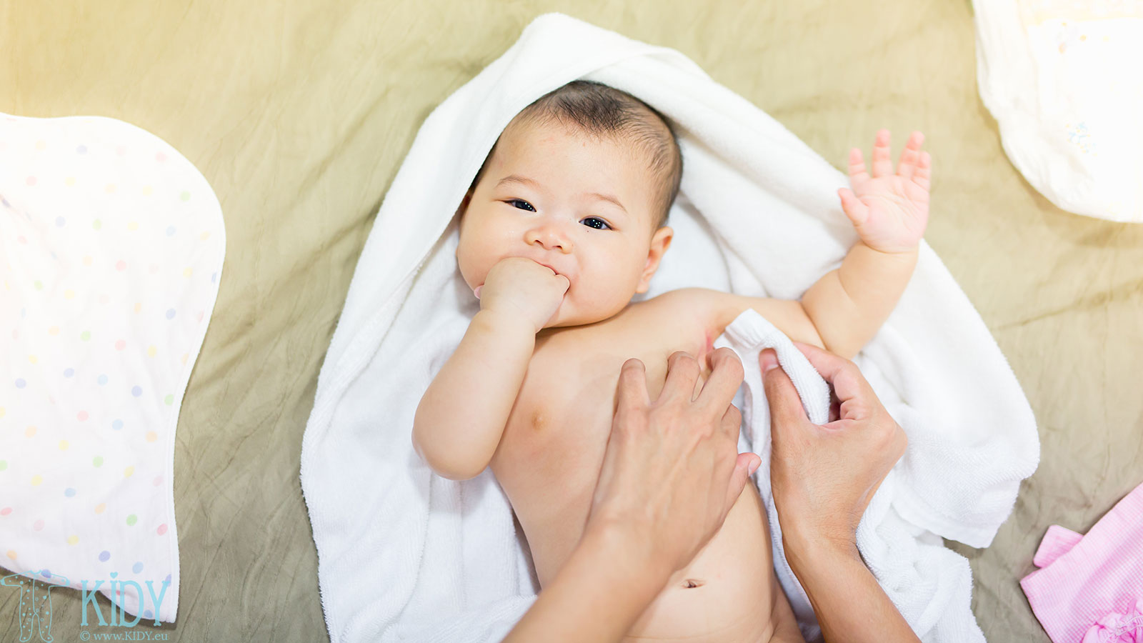 Умывание новорожденного - Чистим малышковые складочки по порядочку